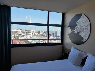 Un ou plusieurs lits dans un hébergement de l'établissement B&B HOTEL La Rochelle Centre Les Minimes