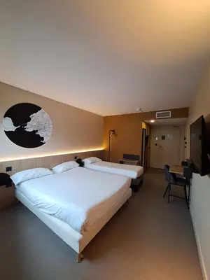 Un ou plusieurs lits dans un hébergement de l'établissement B&B HOTEL La Rochelle Centre Les Minimes