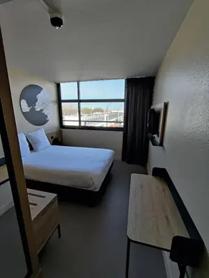 Un ou plusieurs lits dans un hébergement de l'établissement B&B HOTEL La Rochelle Centre Les Minimes