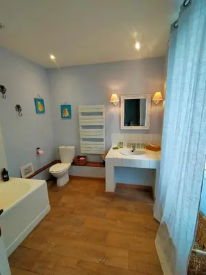 Salle de bains dans l'établissement Les Grands Vents