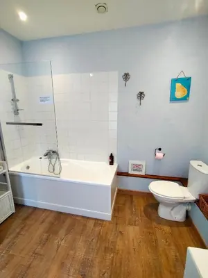 Salle de bains dans l'établissement Les Grands Vents