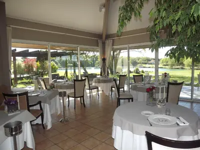 Restaurant ou autre lieu de restauration dans l'établissement Les Jardins du Lac
