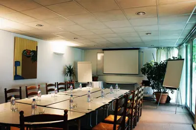 Espace de conférence ou salle de réunion dans l'établissement Les Jardins du Lac