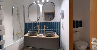 Salle de bains dans l'établissement Les Jardins du Lac