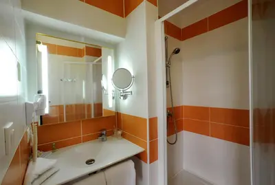 Salle de bains dans l'établissement The Originals City, Hôtel des Arènes, Saintes