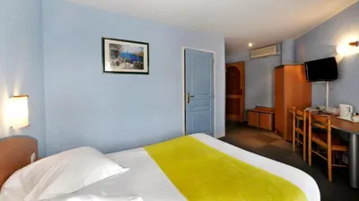 Un ou plusieurs lits dans un hébergement de l'établissement The Originals City, Hôtel des Arènes, Saintes