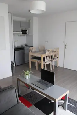 Cuisine ou kitchenette dans l'établissement City Lodge Appart Hôtel Niort