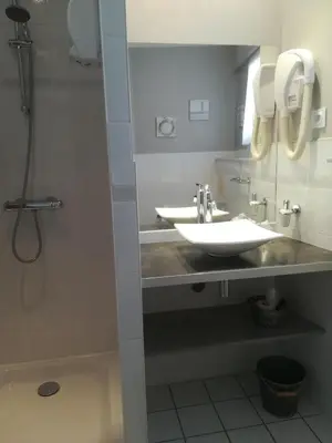 Salle de bains dans l'établissement France Hôtel