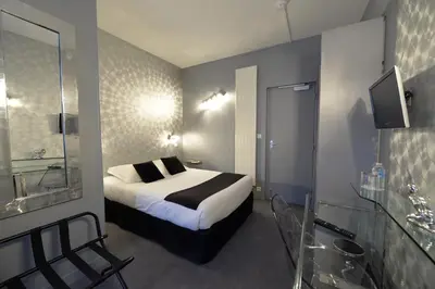 Un ou plusieurs lits dans un hébergement de l'établissement France Hôtel