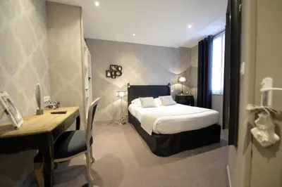 Un ou plusieurs lits dans un hébergement de l'établissement France Hôtel