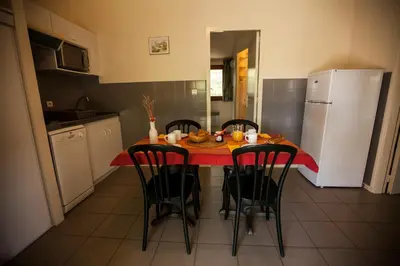Cuisine ou kitchenette dans l'établissement Village Vacances Passion L'Emeraude