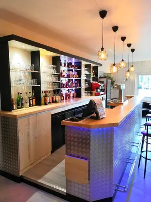 Salon ou bar de l'établissement Logis Hôtel L'Oliveraie