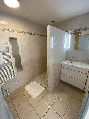 Salle de bains dans l'établissement Logis Hôtel L'Oliveraie