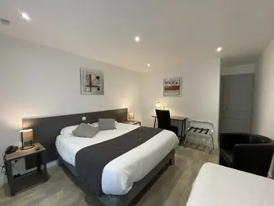 Un ou plusieurs lits dans un hébergement de l'établissement Logis Hôtel L'Oliveraie