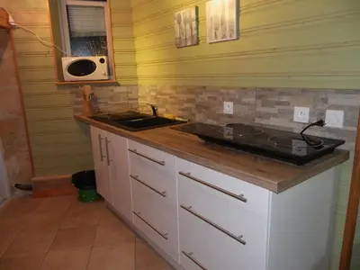 Cuisine ou kitchenette dans l'établissement Gîte cosy, sur jardin, terrasse privée, parking au calme en rdc