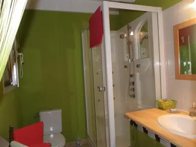 Salle de bains dans l'établissement Gîte cosy, sur jardin, terrasse privée, parking au calme en rdc
