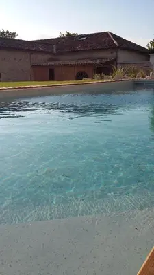 Piscine de l'établissement Les Hauts De Chalonne ou située à proximité