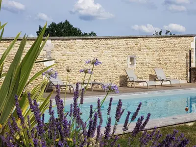 Piscine de l'établissement Les Hauts De Chalonne ou située à proximité