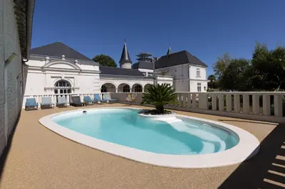 Piscine de l'établissement Château Pellisson ou située à proximité