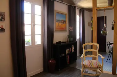 Télévision ou salle de divertissement dans l'établissement Une Chambre en Ville