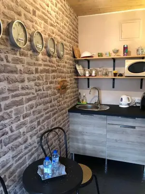 Cuisine ou kitchenette dans l'établissement Une Chambre en Ville