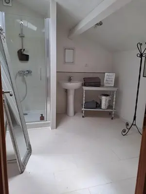 Salle de bains dans l'établissement Gite du Calme 3 Star Bed & Breakfast Cognac