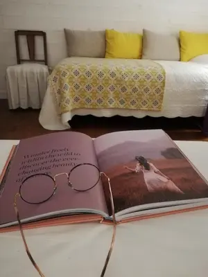 Coin salon dans l'établissement Les Chambres De La Loge