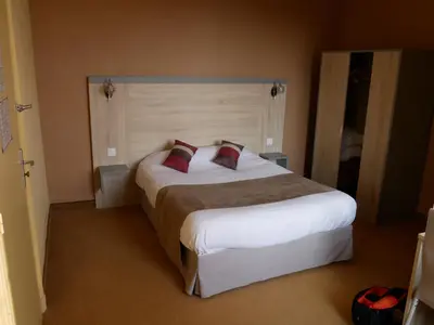 Un ou plusieurs lits dans un hébergement de l'établissement Logis Hôtel Le Lion d'Or