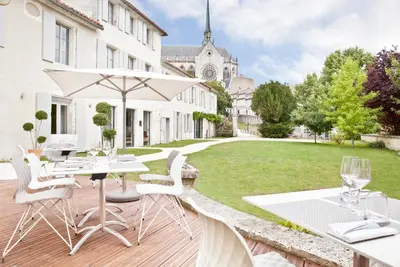 Jardin de l'établissement Hotel Le Saint Gelais