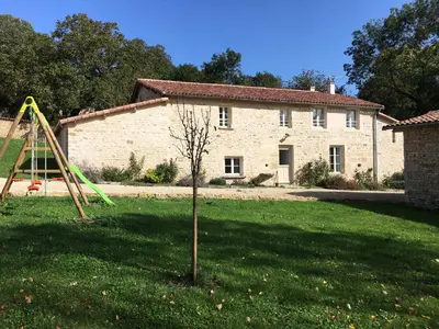 Aire de jeux pour enfants de l'établissement Gîtes Les Demeures de Valette