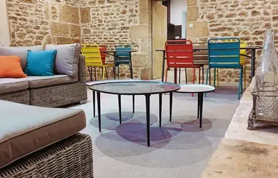 Coin salon dans l'établissement Gîtes Les Demeures de Valette
