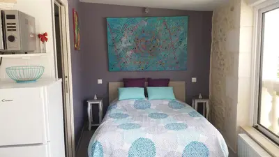 Un ou plusieurs lits dans un hébergement de l'établissement Chambre d'Hôtes Les Orchidées FUTUROSCOPE CHASSENEUIL POITIERS