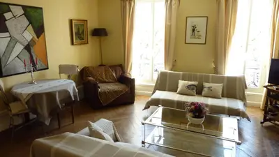 Coin salon dans l'établissement Sur Le Vieux Port Appartement Vue Sur Mer