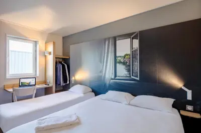 Un ou plusieurs lits dans un hébergement de l'établissement B&B HOTEL Poitiers 1 Futuroscope