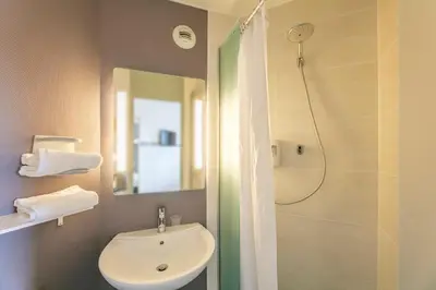 Salle de bains dans l'établissement B&B HOTEL Poitiers 1 Futuroscope