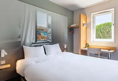 Un ou plusieurs lits dans un hébergement de l'établissement B&B HOTEL Poitiers 1 Futuroscope