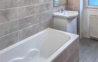 Salle de bains dans l'établissement 4 Bedroom Amazing Home In Champmillon