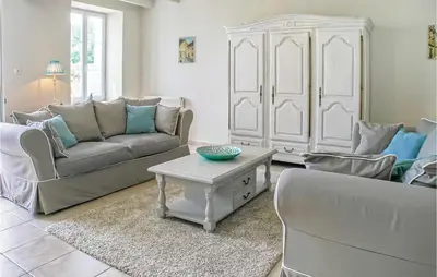Coin salon dans l'établissement 4 Bedroom Amazing Home In Champmillon