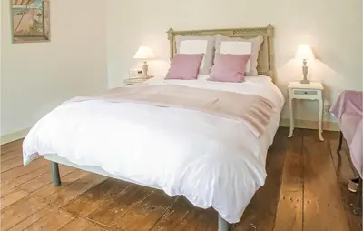 Un ou plusieurs lits dans un hébergement de l'établissement 4 Bedroom Amazing Home In Champmillon