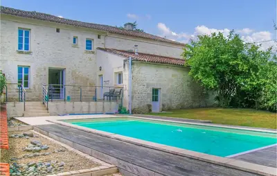 Piscine de l'établissement 4 Bedroom Amazing Home In Champmillon ou située à proximité