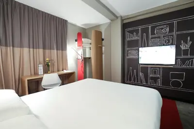 Un ou plusieurs lits dans un hébergement de l'établissement Ibis Niort Est Mendes France