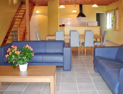 Coin salon dans l'établissement Maison de charme avec piscine et jardin à Saint-Vincent-la-Châtre
