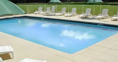 Piscine de l'établissement Maison charmante à Saint-Vincent-la-Châtre avec piscine partagée ou située à proximité