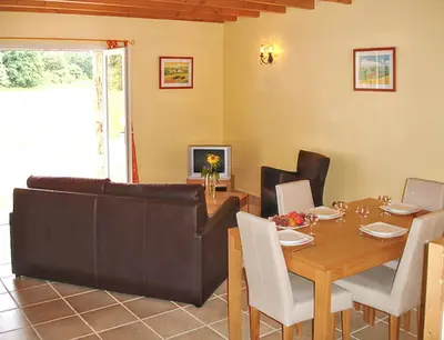 Coin salon dans l'établissement Maison charmante à Saint-Vincent-la-Châtre avec piscine partagée