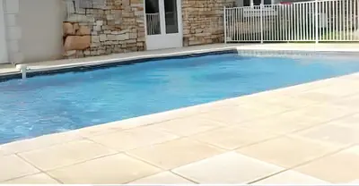 Piscine de l'établissement Maison charmante à Saint-Vincent-la-Châtre avec piscine partagée ou située à proximité