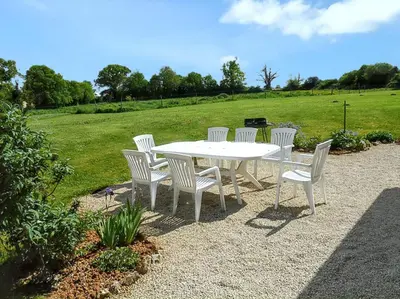 Jardin de l'établissement Maison spacieuse avec piscine partagée à Saint-Vincent-la-Châtre.