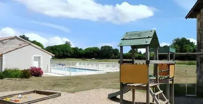 Piscine de l'établissement Maison spacieuse avec piscine partagée à Saint-Vincent-la-Châtre. ou située à proximité