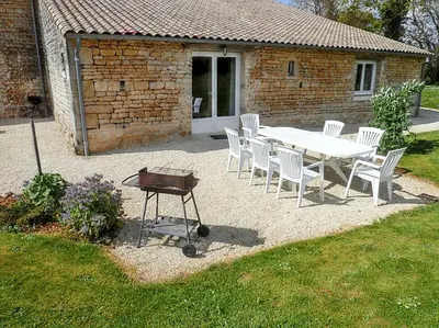 Jardin de l'établissement Maison spacieuse avec piscine partagée à Saint-Vincent-la-Châtre.