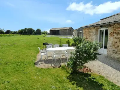 Jardin de l'établissement Maison spacieuse avec piscine partagée à Saint-Vincent-la-Châtre.