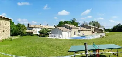 Piscine de l'établissement Maison de charme à Saint-Vincent-la-Châtre avec piscine partagée ou située à proximité